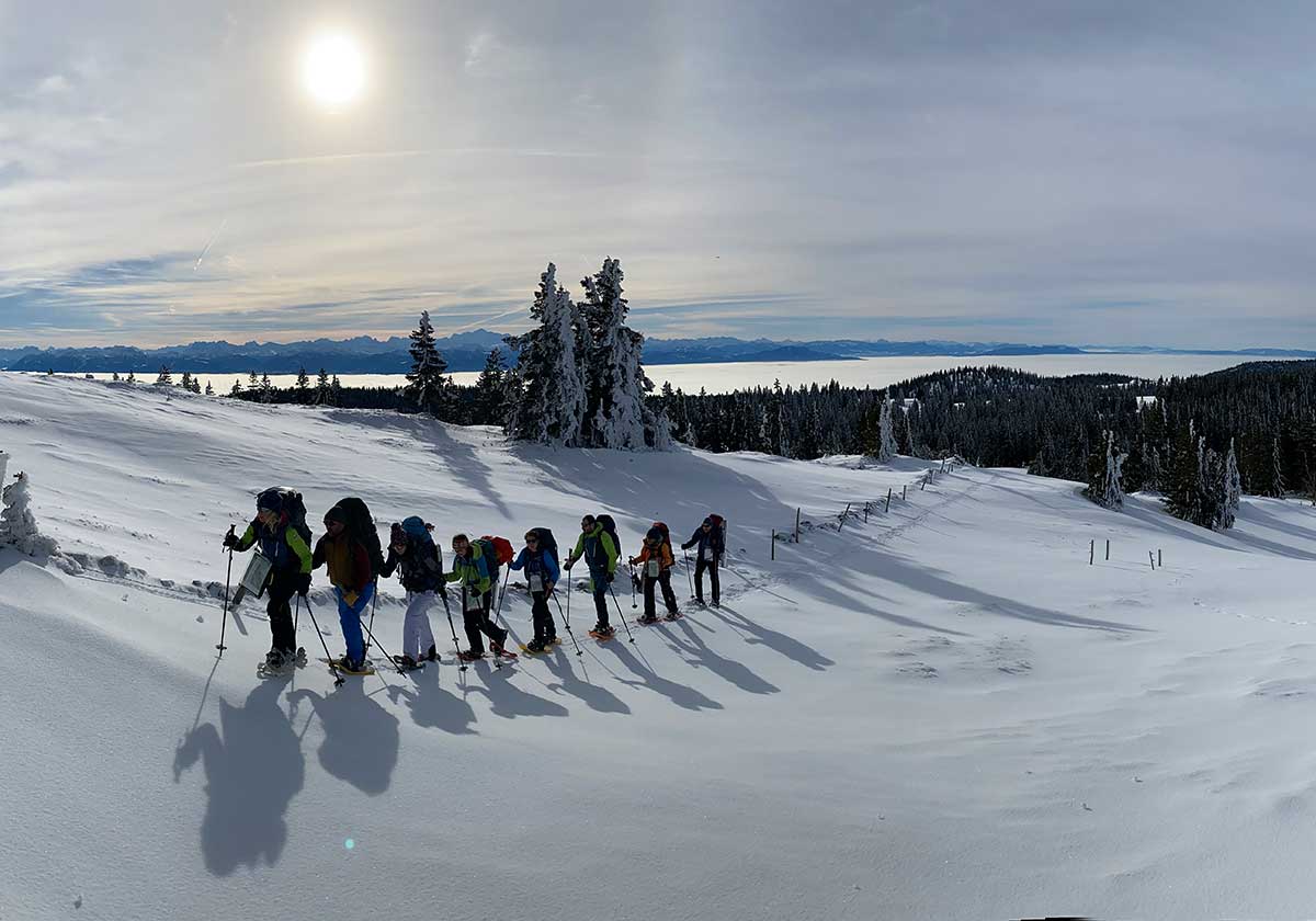 Groupe de personnes en randonnées dans le Jura au Col du Marchairuz