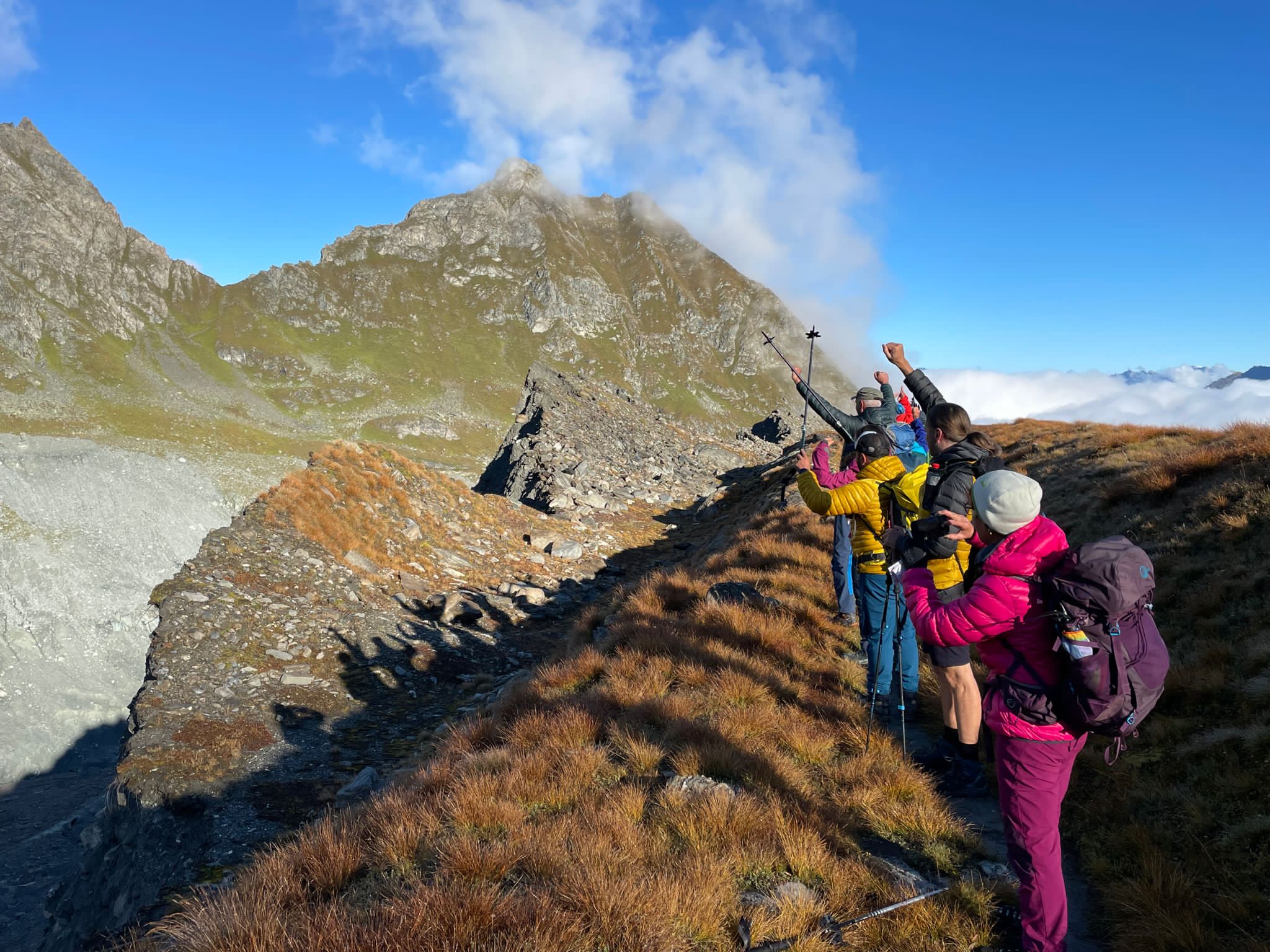 Groupe de personnes en randonnées Team Building sur une crète