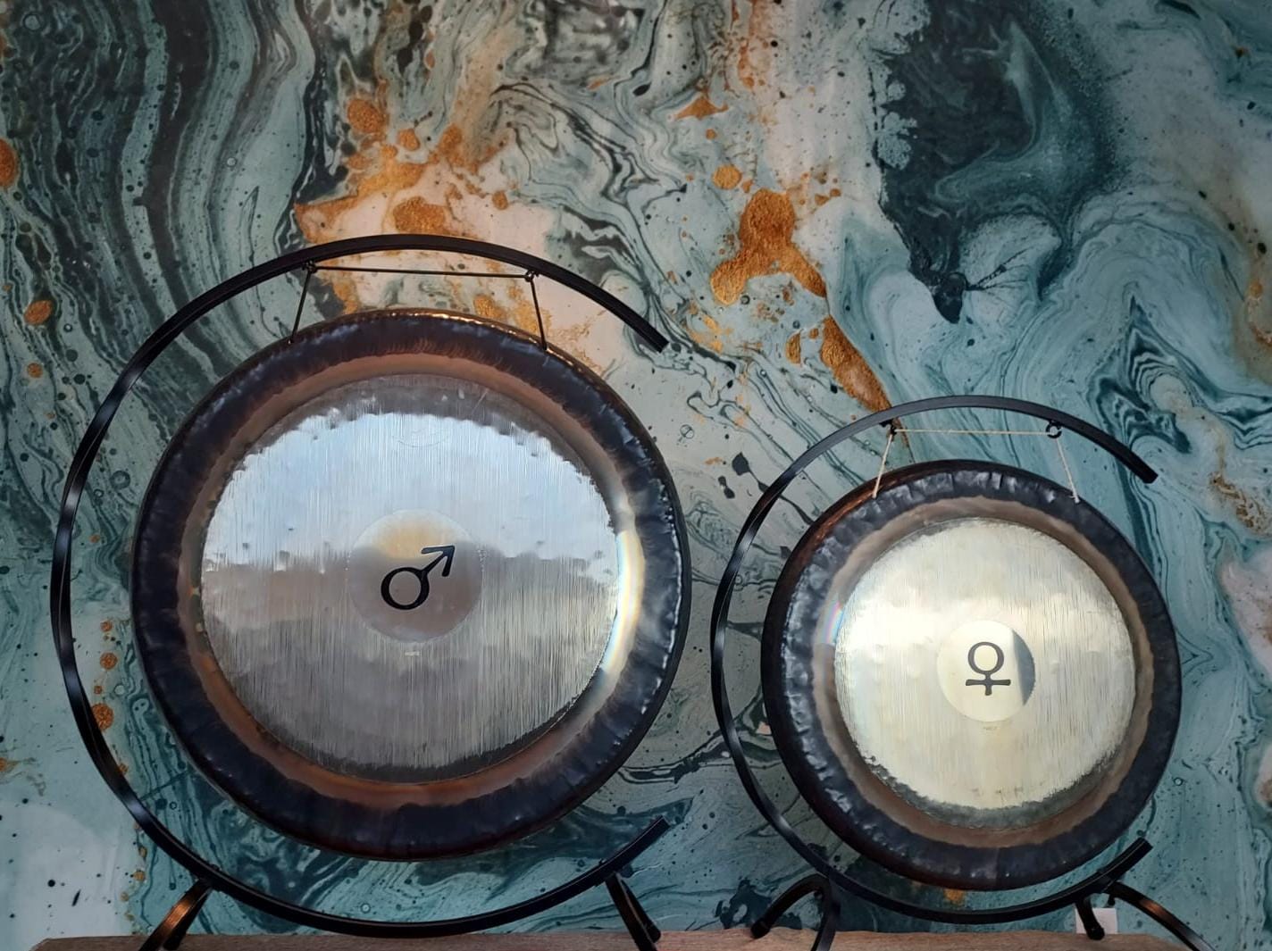 Deux Gongs avec les symboles de l'homme et de la femme au centre des gongs