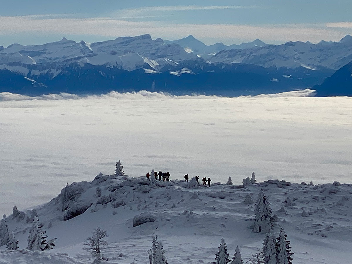 Groupe de personnes en randonnées dans le Jura en raquette