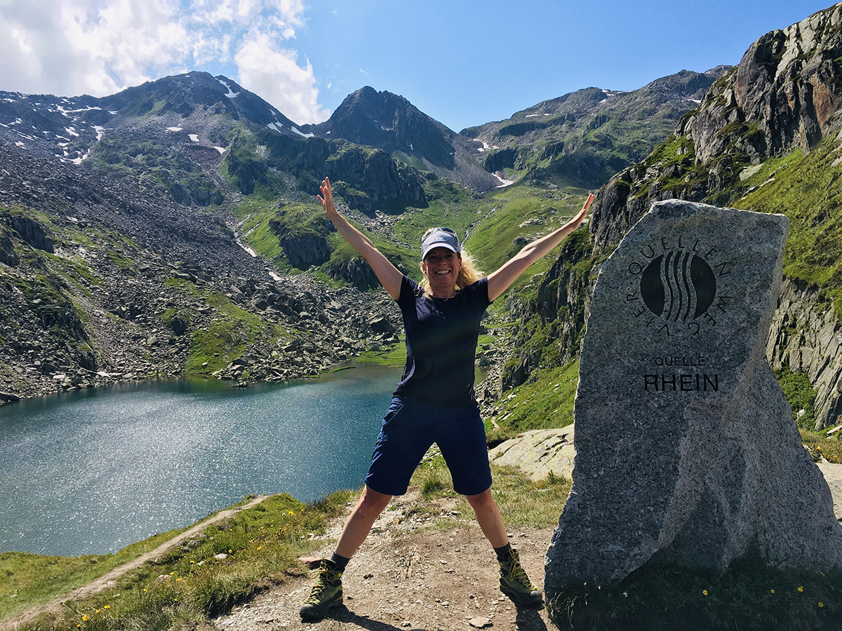 Du Rhin au Rhône Amélie à côté du rocher de la source du Rhin dans les Grisons en Suisse