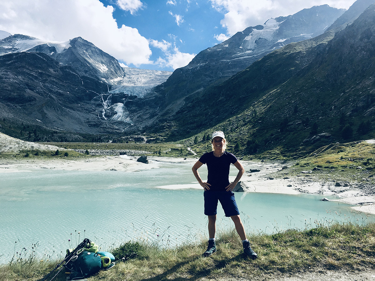 De Gruben à Saint Luc Amélie devant un lac aux couleurs turquoises
