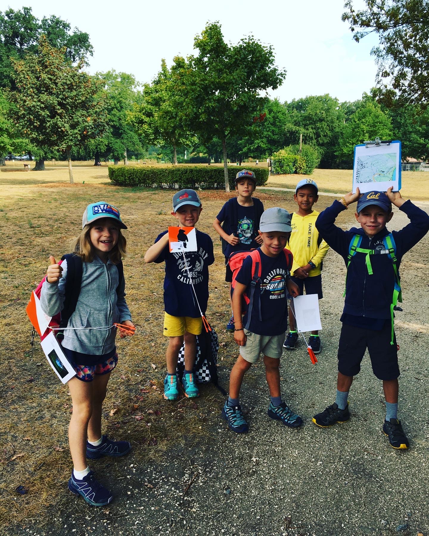 Groupe d'enfants en randonnée